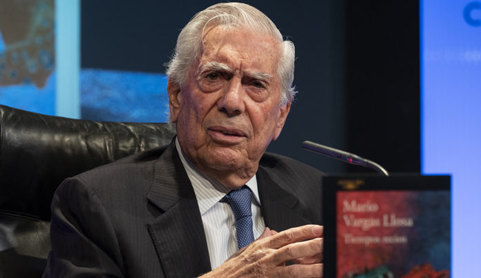 Vargas Llosa está hospitalizado por covid desde el sábado